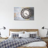 Nahe Uhr vor einer Karte Leinwanddruck (Insitu (Schlafzimmer))