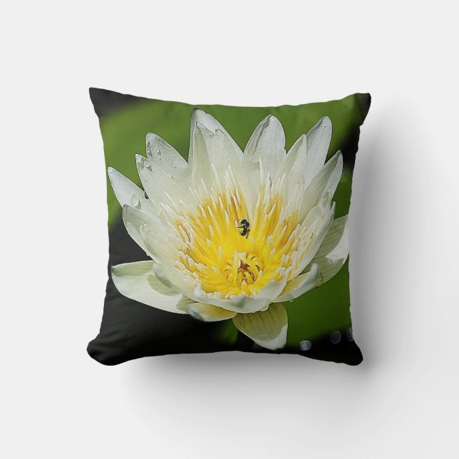 Nahe White Water Lily Blume und Bienenpilz Kissen (Vorderseite)