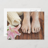 Nahe Zufuhr von weiblichen Füßen mit Wellness-Cent Postkarte (Vorne/Hinten)