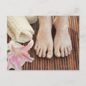 Nahe Zufuhr von weiblichen Füßen mit Wellness-Cent Postkarte (Vorderseite)