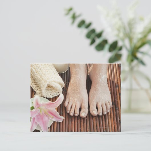 Nahe Zufuhr von weiblichen Füßen mit Wellness-Cent Postkarte (Stehend Vorderseite)