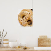 Nahe Zusammenstellung verschiedener Bagels auf ein Poster (Küche)
