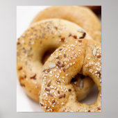 Nahe Zusammenstellung verschiedener Bagels auf ein Poster (Vorne)