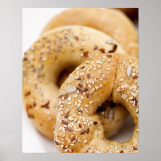 Nahe Zusammenstellung verschiedener Bagels auf ein Poster