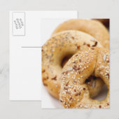 Nahe Zusammenstellung verschiedener Bagels auf ein Postkarte (Vorne/Hinten)