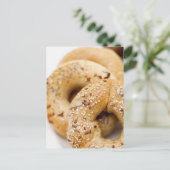 Nahe Zusammenstellung verschiedener Bagels auf ein Postkarte (Stehend Vorderseite)