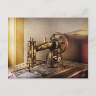 Nähen - Eine schwarz-weiße Nähmaschine Postkarte