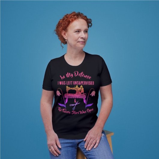 Nähen eines sonnigen Zitats in der rosa Nähmaschin T-Shirt