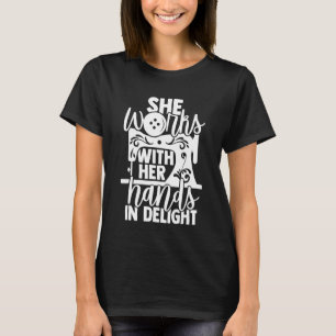 Nähen sie arbeitet mit ihren Händen in Lust T-Shirt