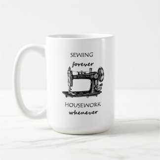 Nähen von Forellenhäusern bei der Tasse des Kaffee