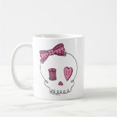 Nähender Schädel (Rosa) Kaffeetasse (Links)
