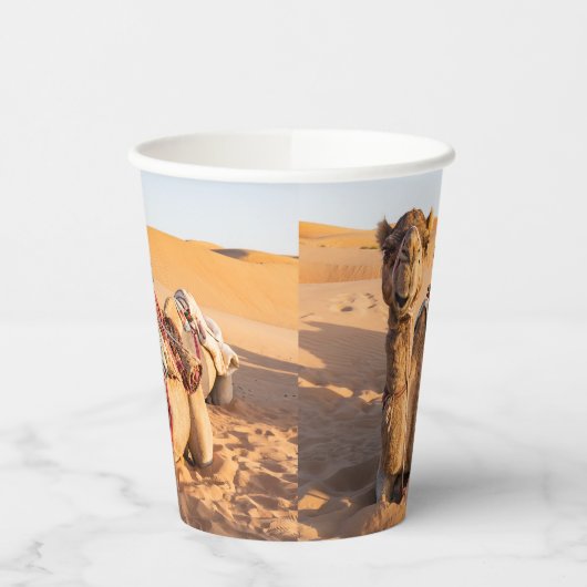 Naher Aufstieg auf Camel in der Oman-Wüste Pappbecher (Links)