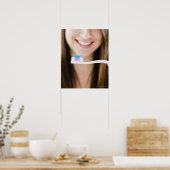 Naher Betrieb einer lächelnden jungen Frau Poster (Küche)