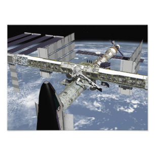 Naher Blick auf das angedockte Shuttle Fotodruck