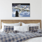 Naher Blick auf das angedockte Shuttle Leinwanddruck (Insitu (Schlafzimmer))