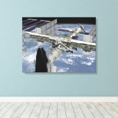 Naher Blick auf das angedockte Shuttle Leinwanddruck (Insitu (Holzboden))