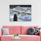 Naher Blick auf das angedockte Shuttle Leinwanddruck (Insitu (Wohnzimmer))