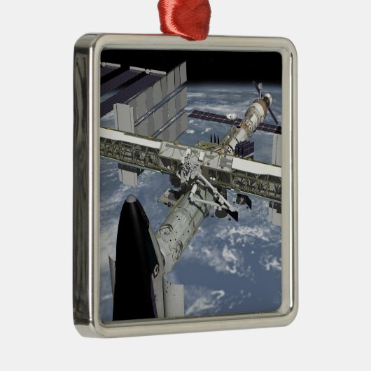 Naher Blick auf das angedockte Shuttle Silbernes Ornament (Rechts)