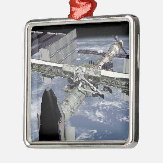 Naher Blick auf das angedockte Shuttle Silbernes Ornament (Links)