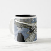 Naher Blick auf das angedockte Shuttle Zweifarbige Tasse (Vorderseite Links)