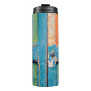 NAHER BLICK AUF DIE BLAUE UND GRÜNE HOLZTÜR THERMOSBECHER