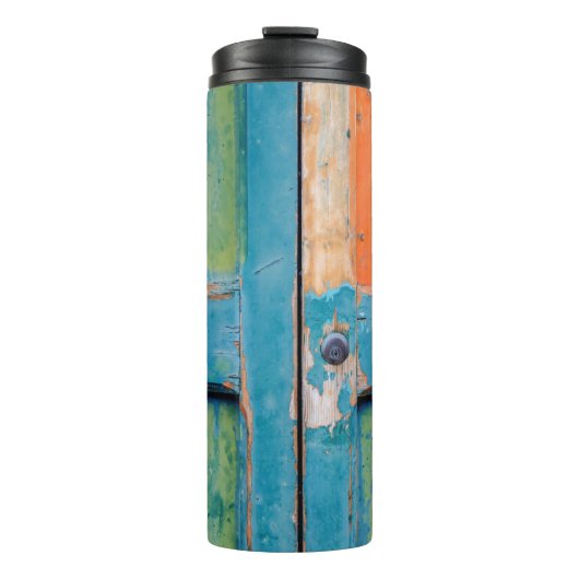 NAHER BLICK AUF DIE BLAUE UND GRÜNE HOLZTÜR THERMOSBECHER (Vorderseite)