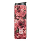 Naher, blumengeschmückter abstrakter Hintergrund. Thermosbecher (Nach links gedreht)