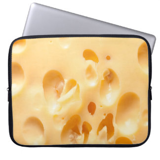 Naher Gelbkäse. Diese Datei wird gereinigt. Laptopschutzhülle