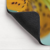 Naher Hals einer Gelblilie Mousepad (Ecke)