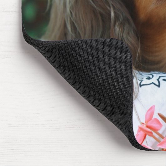 Naher Hund einer Dackel, der in einem Korb sitzt Mousepad (Ecke)