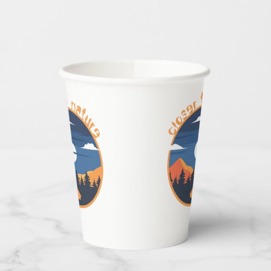 Naher Pappbecher (Links)