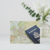 Naher Reisepass auf europäischer Karte (Stehend Vorderseite)