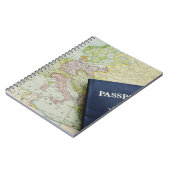 Naher Reisepass auf europäischer Karte Notizblock (Linke Seite)