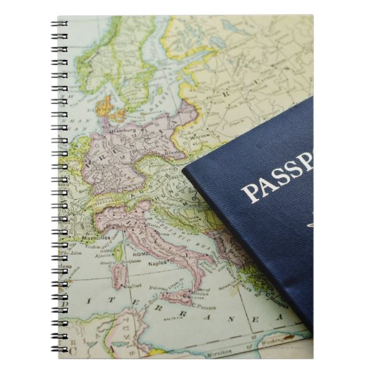 Naher Reisepass auf europäischer Karte Notizblock (Vorderseite)