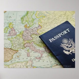 Naher Reisepass auf europäischer Karte Poster