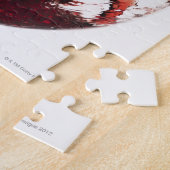 Naher Rotwein, der in Glas auf Puzzle (Seite)