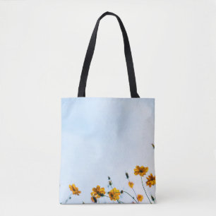 Naher Schuss gelber Blumen Tasche