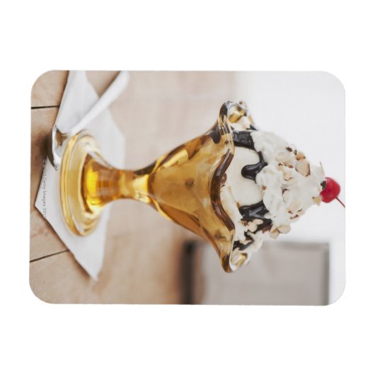 Naher Sundaarm mit Kirsche oben Magnet (Horizontal)