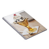 Naher Sundaarm mit Kirsche oben Notizblock (Rechte Seite)