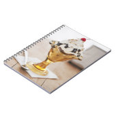 Naher Sundaarm mit Kirsche oben Notizblock (Linke Seite)