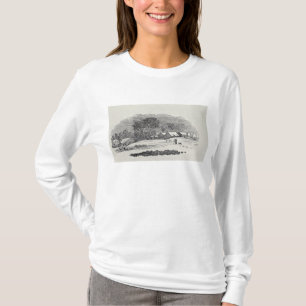 Nähern eines Dorfs im Winter T-Shirt