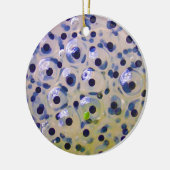 Nahes Anhäufen von Froschspflanzeiern bald Kaulqua Keramikornament (Links)