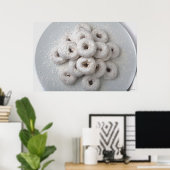 Nahes Anziehen von getrockneten Donuts in einer Pl Poster (Heimbüro)