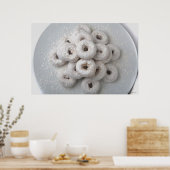 Nahes Anziehen von getrockneten Donuts in einer Pl Poster (Küche)