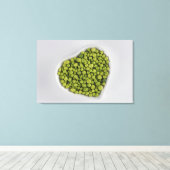 Nahes Anziehen von grünen Kies in einer Herzform Leinwanddruck (Insitu (Holzboden))