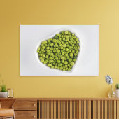 Nahes Anziehen von grünen Kies in einer Herzform Leinwanddruck (Insitu (Wohnzimmer))