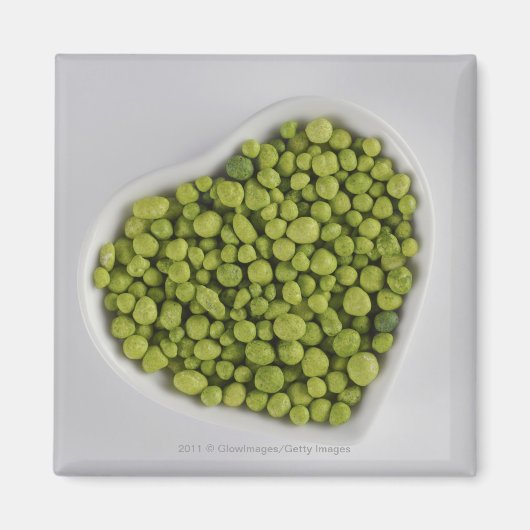 Nahes Anziehen von grünen Kies in einer Herzform Magnet (Vorne)