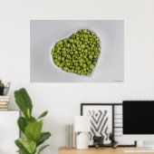 Nahes Anziehen von grünen Kies in einer Herzform Poster (Heimbüro)