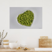 Nahes Anziehen von grünen Kies in einer Herzform Poster (Küche)