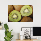 Nahes Anziehen von Kiwi-Früchten Poster (Heimbüro)